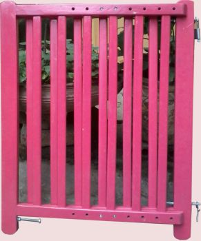 Chắn cầu thang màu hồng